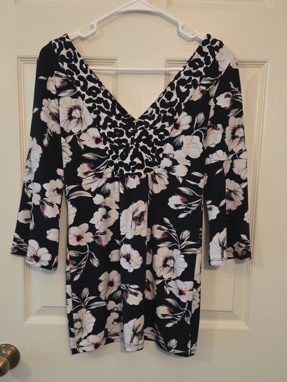 White House Black Market Black Floral V-Neck Shirt Top Size XS
